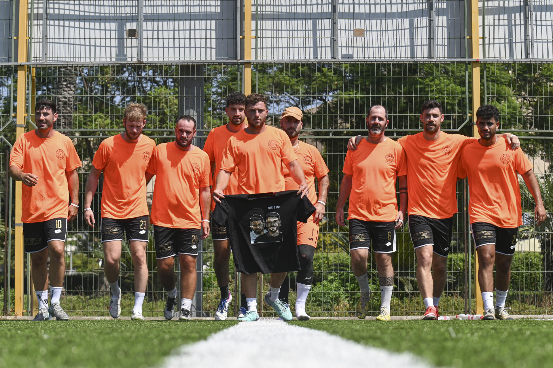 Vista del entrenamiento del equipo de fútbol Shual (Zorros) de Kfal Azza, cuyo entrenador Yanay Katzir llevaba tres años entrenando cuando en un kibutz en la frontera con Gaza el 7 de octubre de 2023 Hamás entró en el pueblo y mató a 64 de sus habitantes, tres de ellos del equipo. Desde entonces, el fútbol se ha convertido en una "terapia" para estas "personas rotas" que intentan así jugar por los que ya no pueden hacerlo. Yanay ya solo va al kibutz que le vio nacer cuando se reúne con sus compañeros de equipo. Hace dos años, vivía muy cerca de allí con su mujer embarazada y su niña, pero el ataque de Hamás lo cambió todo: mataron a su padre y su madre quedó tan traumatizada, dice, que es como si ya no tuviera una.- EFE/ Magda Gibelli
