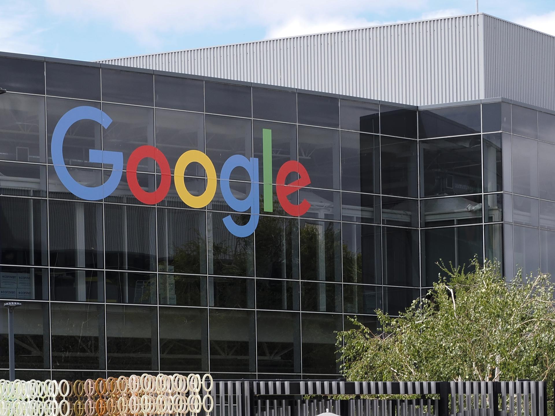 Fotografía de archivo que muestra la fachada de Google en la sede corporativa.EFE/ John G. Mabanglo
