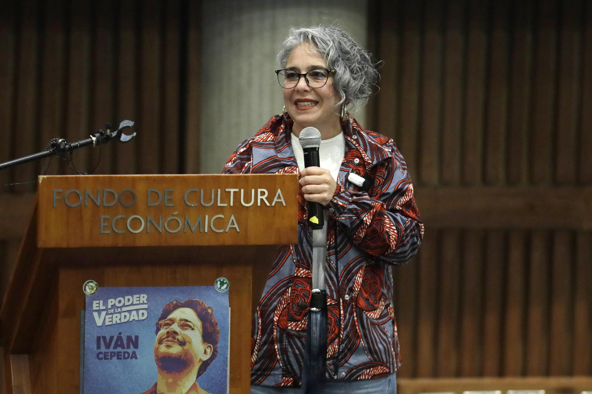 La senadora colombiana María José Pizarro habla durante el acto de adhesión a la campaña presidencial del precandidato Iván Cepeda este jueves, en Bogotá (Colombia). EFE/ Carlos Ortega
