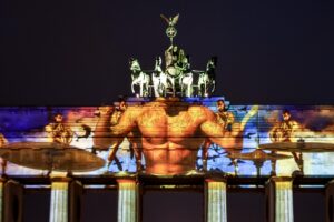 La Puerta de Brandeburgo se ilumina durante el Festival de la Luz en Berlín, Alemania, 08 de octubre de 2025. Los edificios y monumentos en la capital alemana serán proyectados con instalaciones de luz y proyecciones en 3D durante el festival que se celebra bajo el lema 'Celebrando la Libertad'. Las instalaciones de luz y el arte en video se mostrarán en alrededor de 50 ubicaciones en Berlín del 08 al 15 de octubre de 2025. (Alemania) EFE/EPA/FILIP SINGER