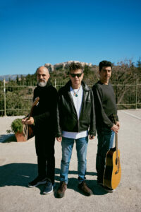 Santiago Auserón (c) junto al maestro del buzuki Vaggelis Txeretas (i) y el cantante y guitarrista Theodoros Karellas (d). Después de 40 años de hacer más "sólida" la conciencia del pasado común con la tradición cubana, en su nuevo disco Santiago Auserón mira al otro lado, "a la frontera este" que representa Grecia y recuerda así a muchos que "España es un país de integración de culturas esencialmente mestizo en toda su historia". EFE/ La Huella Sonora SOLO USO EDITORIAL/SOLO DISPONIBLE PARA ILUSTRAR LA NOTICIA QUE ACOMPAÑA (CRÉDITO OBLIGATORIO)