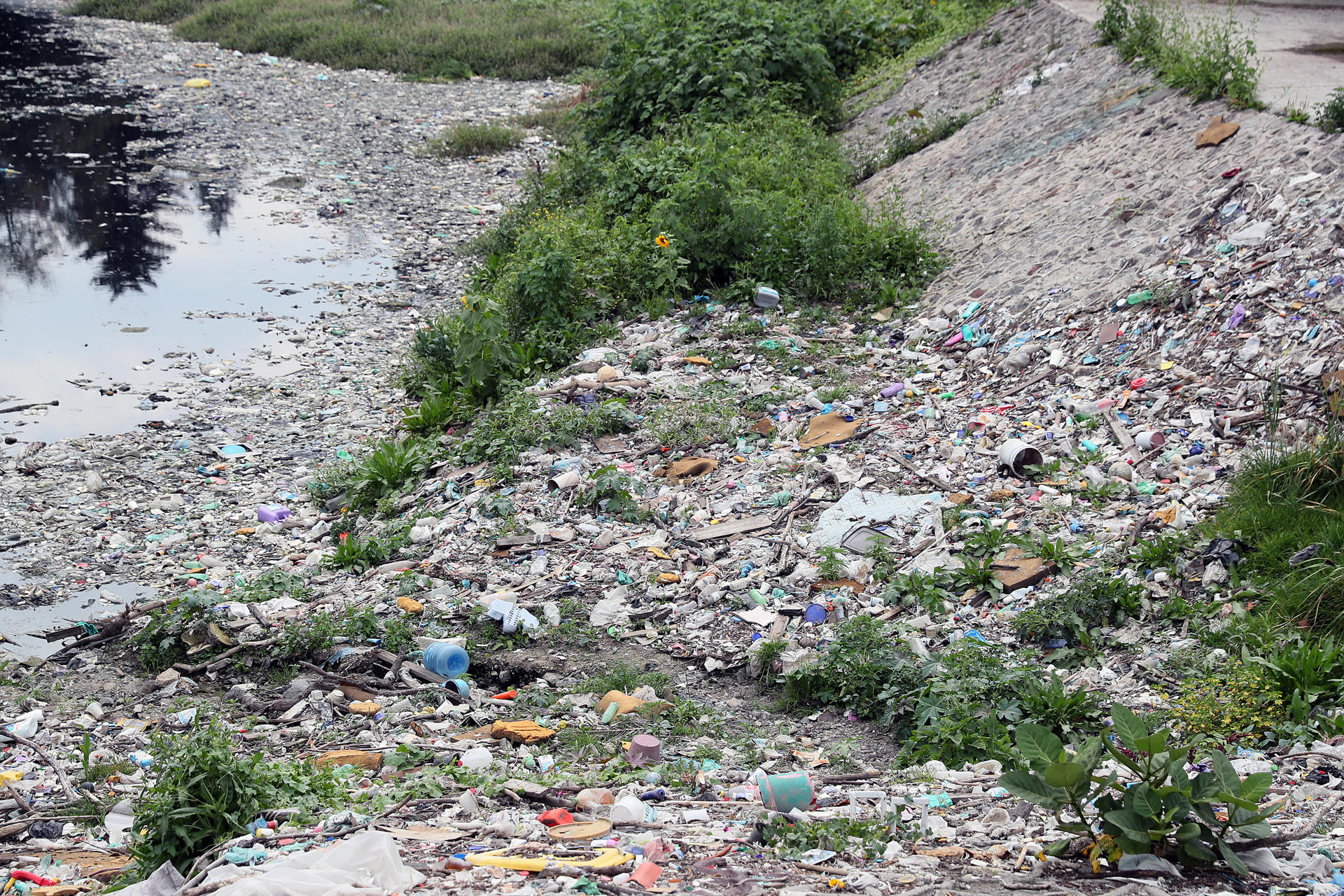Fotografía que muestra basura acumulada este viernes en el Río Tacubaya, en la Ciudad de México (México). EFE/ Mario Guzmán