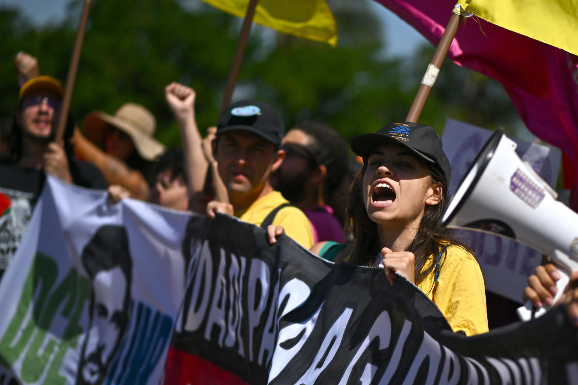 Personas protestan por la liberación de la Flotilla Global Sumud, que se dirigía a Gaza con ayuda humanitaria, este jueves en Brasilia (Brasil). EFE/ Andre Borges
