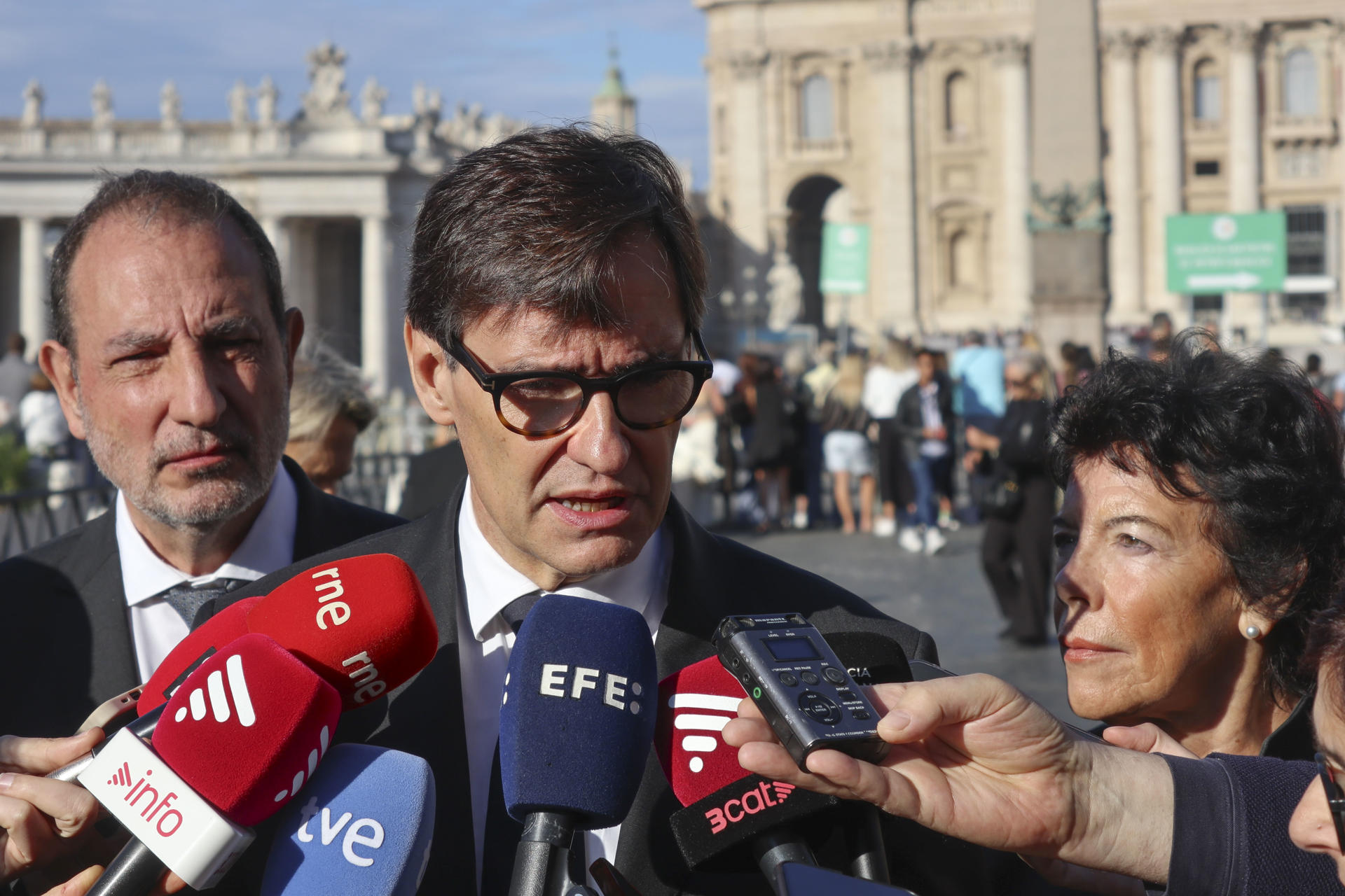 El presidente de la Generalitat de Cataluña, Salvador Illa, realiza declaraciones tras haber invitado este miércoles al papa León XIV a visitar la Sagrada Familia de Barcelona el próximo 10 de junio. EFE/ Daniel Cáceres
