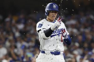 Shohei Ohtani conectó este martes en el Dodger Stadium el jonrón más largo de 2025 en el primer desafío de una de las Series de Comodines de la Liga Nacional contra los Rojos de Cincinnati. EFE/EPA/ALLISON DINNER