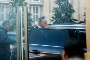 El alcalde de Le Havre y representante del grupo Horizontes, el ex primer ministro Edouard Philippe (c), abandona Matignon (sede del Gobierno), después de las consultas con el primer ministro francés saliente Sébastien Lecornu, en París, el 7 de octubre de 2025. EFE/EPA/SADAK SOUICI