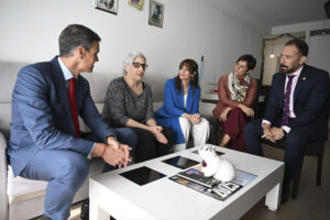 El presidente del Gobierno, Pedro Sánchez (i), la ministra de Vivienda y Agenda Urbana, Isabel Rodríguez (2d), junto al consejero vasco, Denis Itxaso (d), y la alcaldesa de Vitoria, Maider Etxebarria (c), visitan a una familia residente en una de las 152 VPO en alquiler asequible de Salburua. EFE/Irekia/SOLO USO EDITORIAL/SOLO DISPONIBLE PARA ILUSTRAR LA NOTICIA QUE ACOMPAÑA (CRÉDITO OBLIGATORIO)
