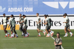 El entrenador del Real Madrid Xabi Alonso durante el entrenamiento previo al partido de Liga que mañana disputarán ante el Villarreal, este viernes en la Ciudad Deportiva de Valdebebas. EFE/Sergio Pérez
