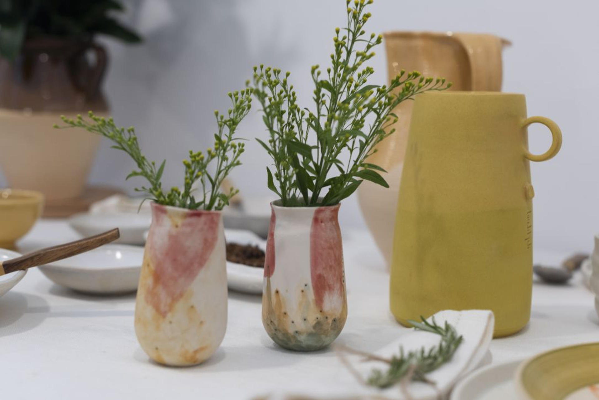 La Casa de Galicia en Madrid acoge desde este viernes una exposición de la iniciativa 'Artesanía no prato', que muestra muchas de las piezas de artesanos gallegos que sirven para emplatar las creaciones de algunos de los mejores cocineros de esa comunidad y de otros chefs españoles reconocidos internacionalmente. EFE/ Leandro Mercado / Fundación Pública Artesanía de Galicia / SOLO USO EDITORIAL/SOLO DISPONIBLE PARA ILUSTRAR LA NOTICIA QUE ACOMPAÑA (CRÉDITO OBLIGATORIO)