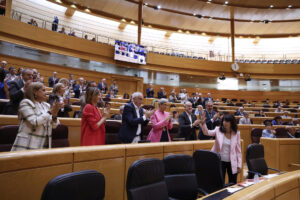 La ministra de Igualdad, Ana Redondo, es aplaudida por su grupo durante el pleno del Senado donde ha intervenido para dar cuenta de su gestión de la crisis de las pulseras de control telemático de agresores machistas, por la que ha sido reprobada en el Congreso y duramente criticada por el PP e incluso por los socios parlamentarios del Gobierno. EFE/ Javier Lizón