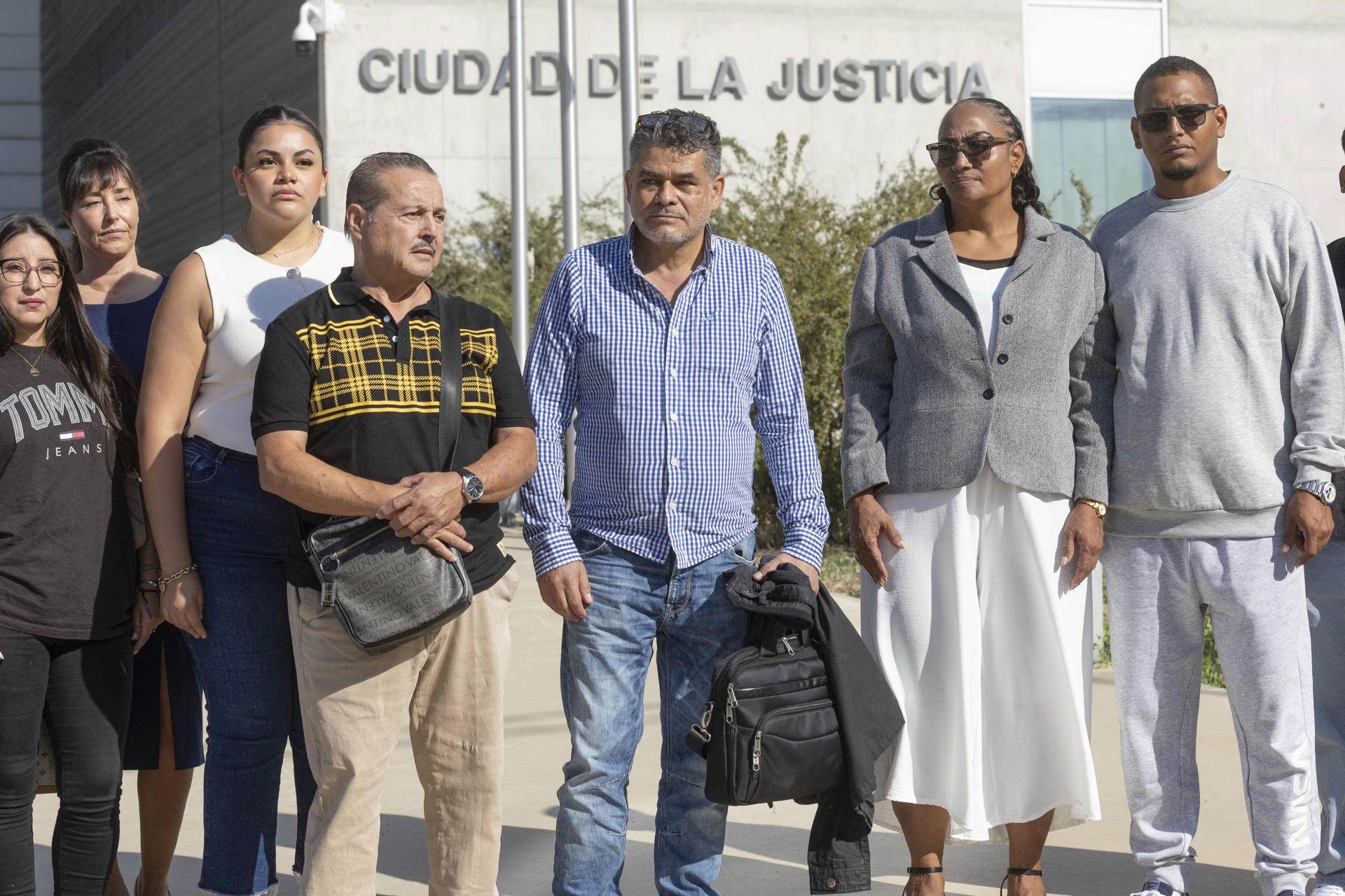 Familiares de las trece personas que fallecieron en el incendio de las discotecas Teatre y Fonda Milagros de Murcia, se concentran este jueves en la puerta de la Ciudad de la Justicia de Murcia. Ayer, 1 de octubre de 2025, se cumplieron dos años de la tragedia. Los familiares piden que se haga justicia y que sean investigados los responsables del Ayuntamiento de Murcia que permitieron que las salas continuaran abiertas a pesar de las irregularidades cometidas. EFE/Marcial Guillén
