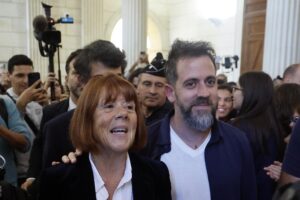 Gisele Pelicot (L) acompañada por su hijo Florian Pelicot (R) sale del tribunal penal de Gard, en Nimes, Francia, 08 de octubre de 2025. Un juicio de apelación que involucra a uno de los acusados condenados en las violaciones masivas cometidas en su contra será escuchado por el tribunal del 06 al 09 de octubre. (Francia) EFE/EPA/GUILLAUME HORCAJUELO
