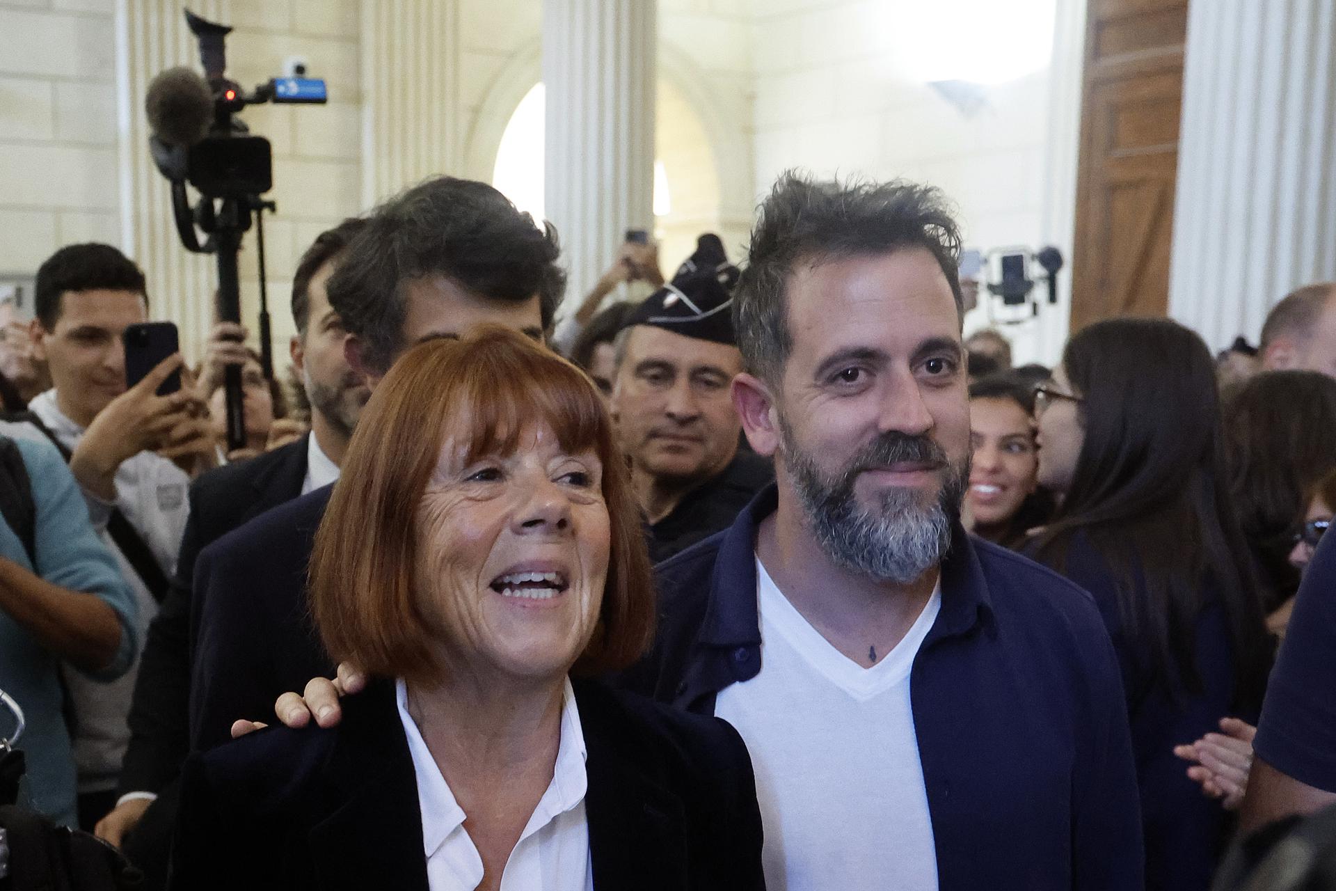Gisele Pelicot (L) acompañada por su hijo Florian Pelicot (R) sale del tribunal penal de Gard, en Nimes, Francia, 08 de octubre de 2025. Un juicio de apelación que involucra a uno de los acusados condenados en las violaciones masivas cometidas en su contra será escuchado por el tribunal del 06 al 09 de octubre. (Francia) EFE/EPA/GUILLAUME HORCAJUELO