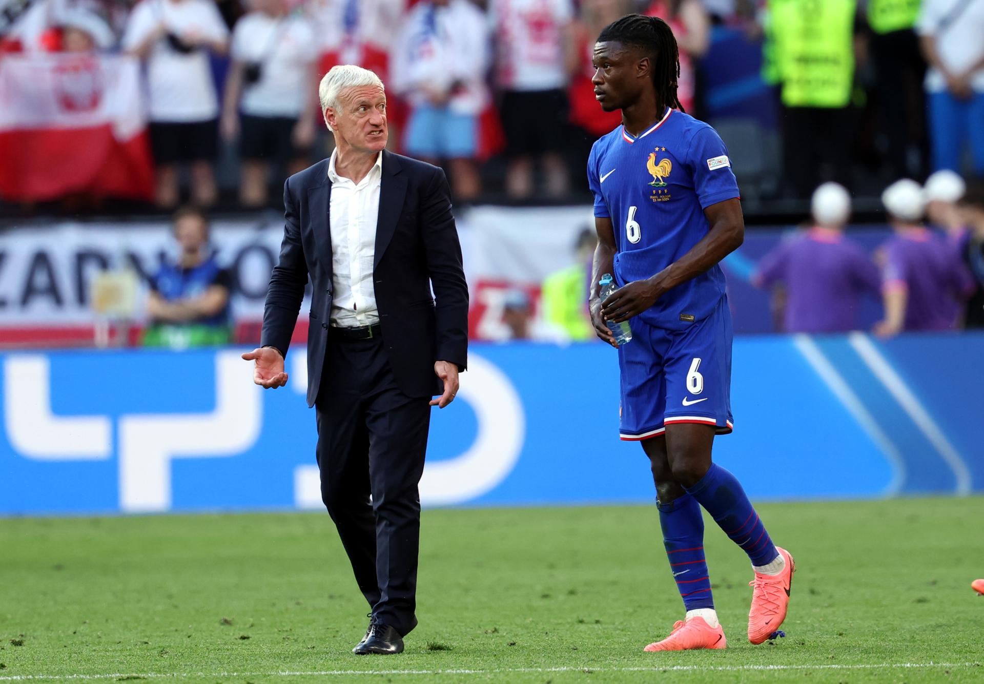 Imagen de archivo de Didier Deschamps, seleccionador francés, y el jugador del Real Madrid Eduardo Camavinga EFE/EPA/FRIEDEMANN VOGEL