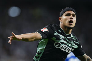 -El delantero del Betis Roberto Fernández, celebra su gol contra el Espanyol durante el partido de la jornada 8 de LaLiga EA Sports entre le Espanyol y el Betis, este domingo en el RCDE Stadium en Barcelona.-EFE/ Enric Fontcuberta