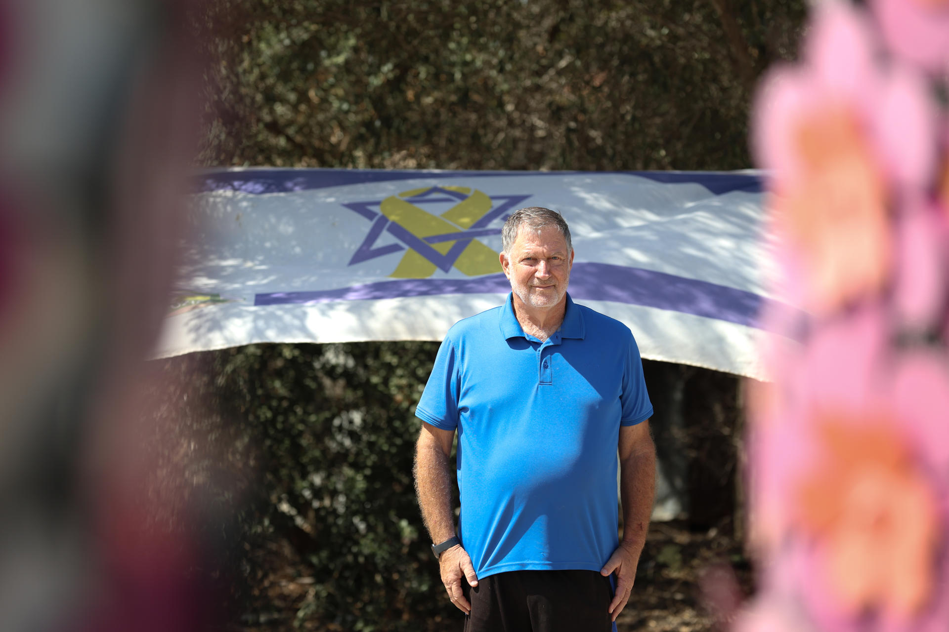 Relik Shafir, piloto retirado de las Fuerzas del Aire de Israel, posa para EFE el pasado 30 de septiembre en la localidad de Beit Uziel. EFE/ Magda Gibelli