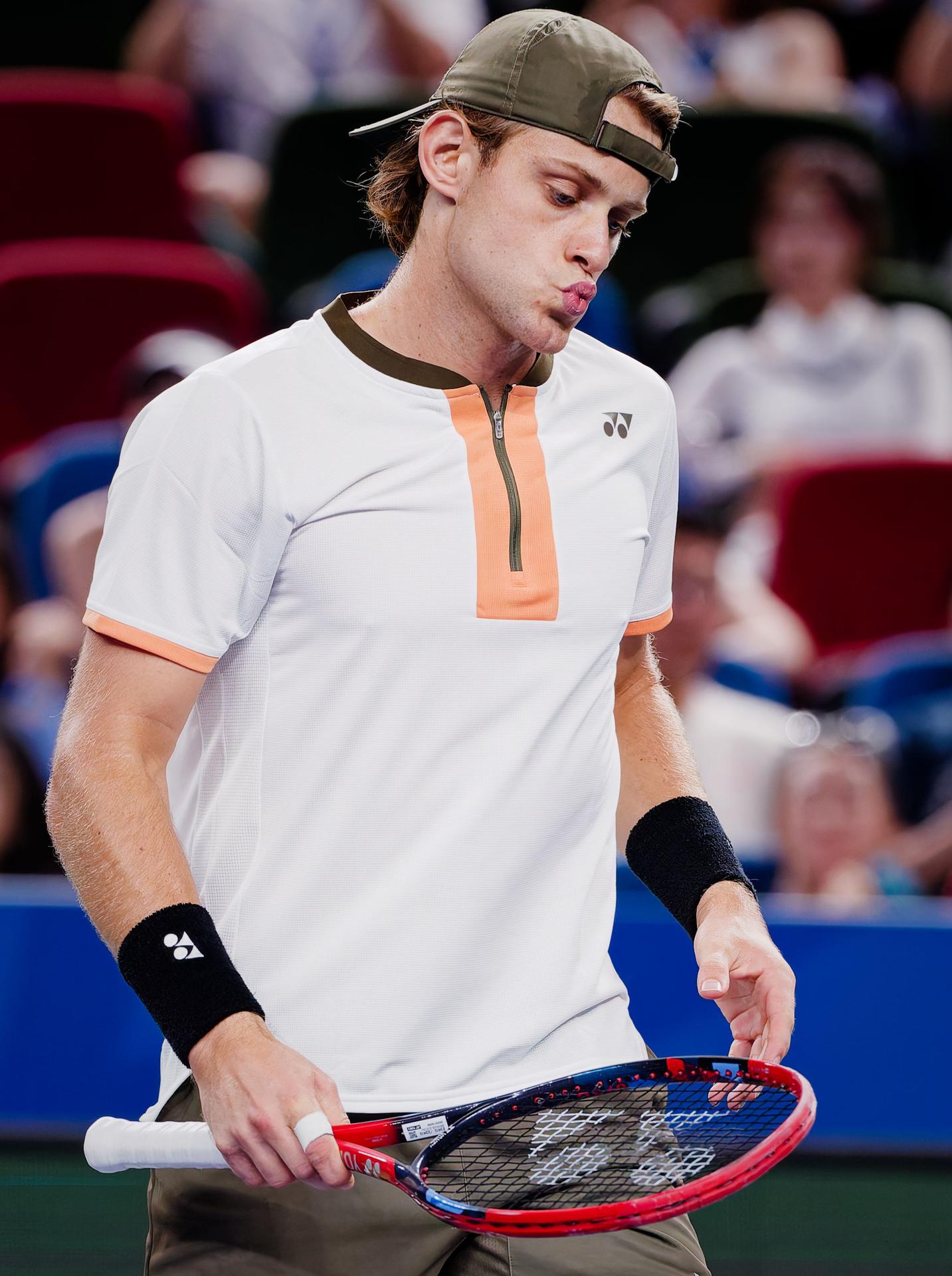 El tenista belga Zizou Berg, durante el partido de cuartos de final del torneo de Shanghai contra el serbio Novak Djokovic, disputado este jueves. EFE/ /ALEX PLAVEVSKI