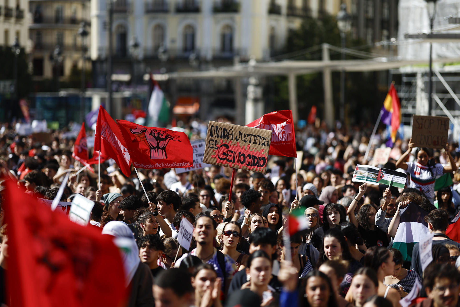 Los participantes en la manifestación convocada este jueves en Madrid por el Sindicato de Estudiantes bajo el lema, 'Pararlo todo para parar el genocidio', han llegado a la Puerta del Sol, donde siguen mostrando pancartas con mensajes solidarios, banderas y símbolos palestinos. EFE/ Rodrigo Jimenez
