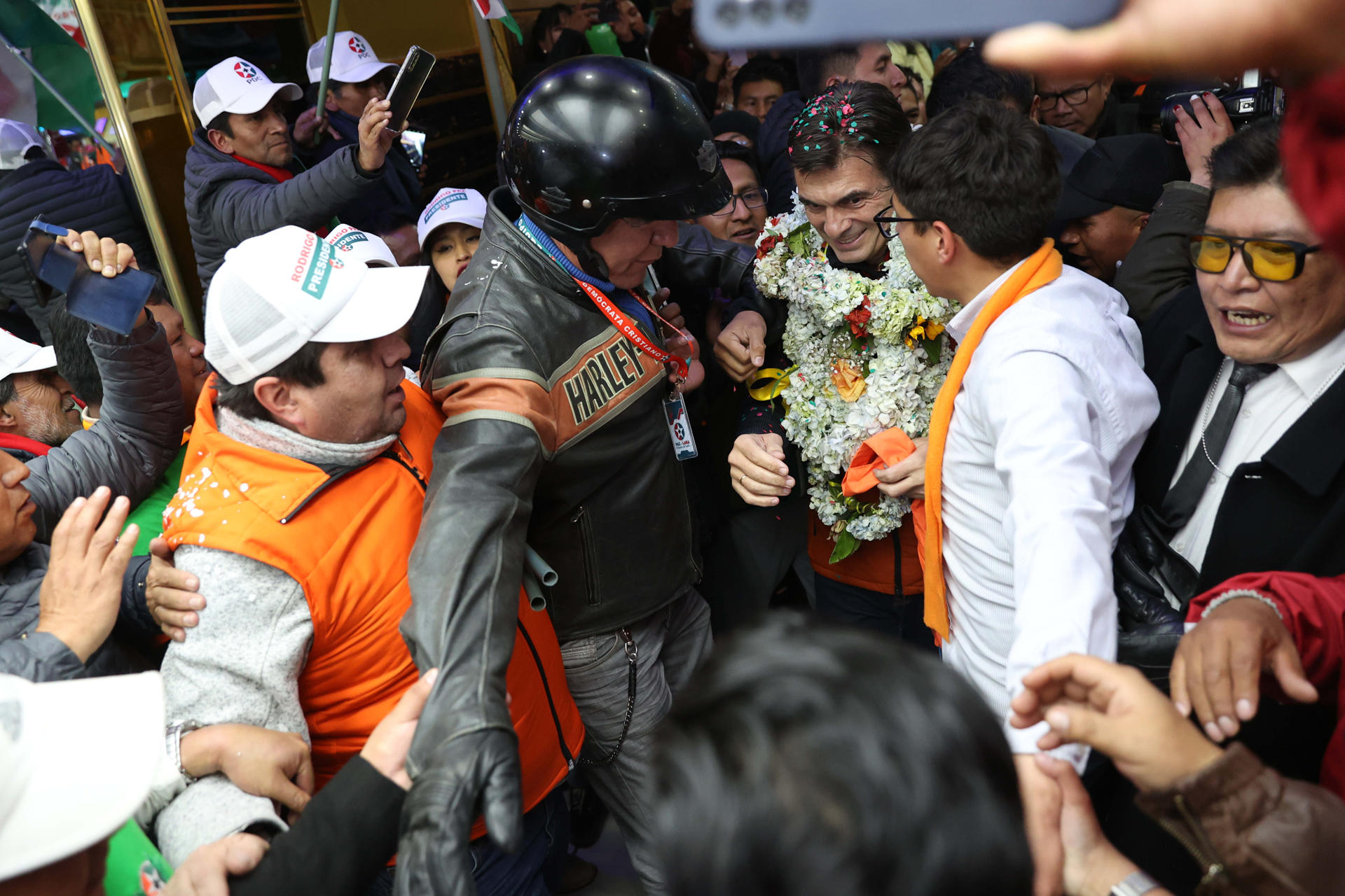El senador opositor y candidato presidencial de Bolivia Rodrigo Paz asiste a un acto de campaña este martes, en El Alto (Bolivia). EFE/ Luis Gandarillas
