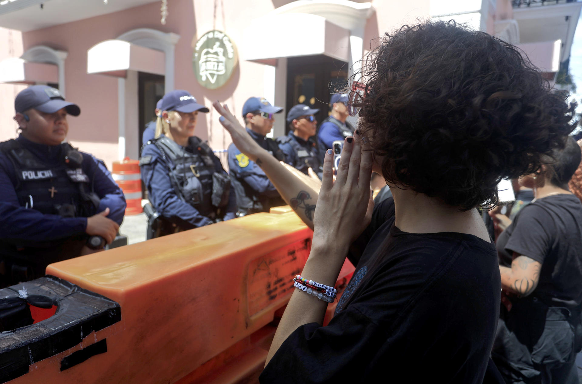 Una persona se manifiesta durante una protesta frente a la sede de la Gobernación este lunes, en San Juan (Puerto Rico). EFE/ Thais Llorca

