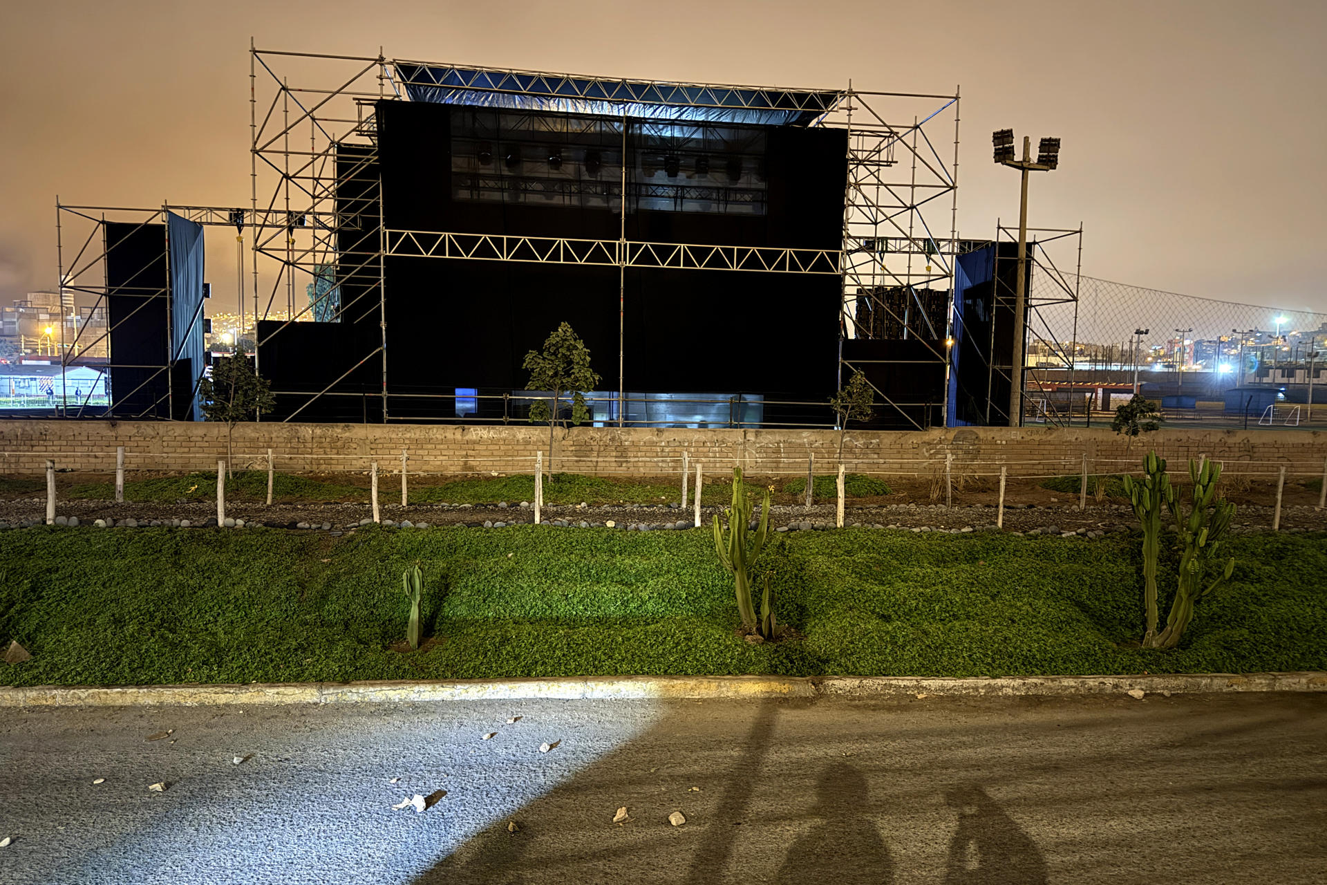 Fotografía que muestra el escenario donde se presentó un tiroteo contra la banda peruana de cumbia Agua Marina, mientras ofrecía un concierto este 8 de octubre de 2025, en Lima (Perú). EFE/ Mikhail Huacán