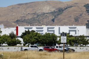 Fotografía de archivo en donde se ve el exterior de una fábrica de Tesla en Fremont, California, EE. UU. EFE/JOHN G. MABANGLO