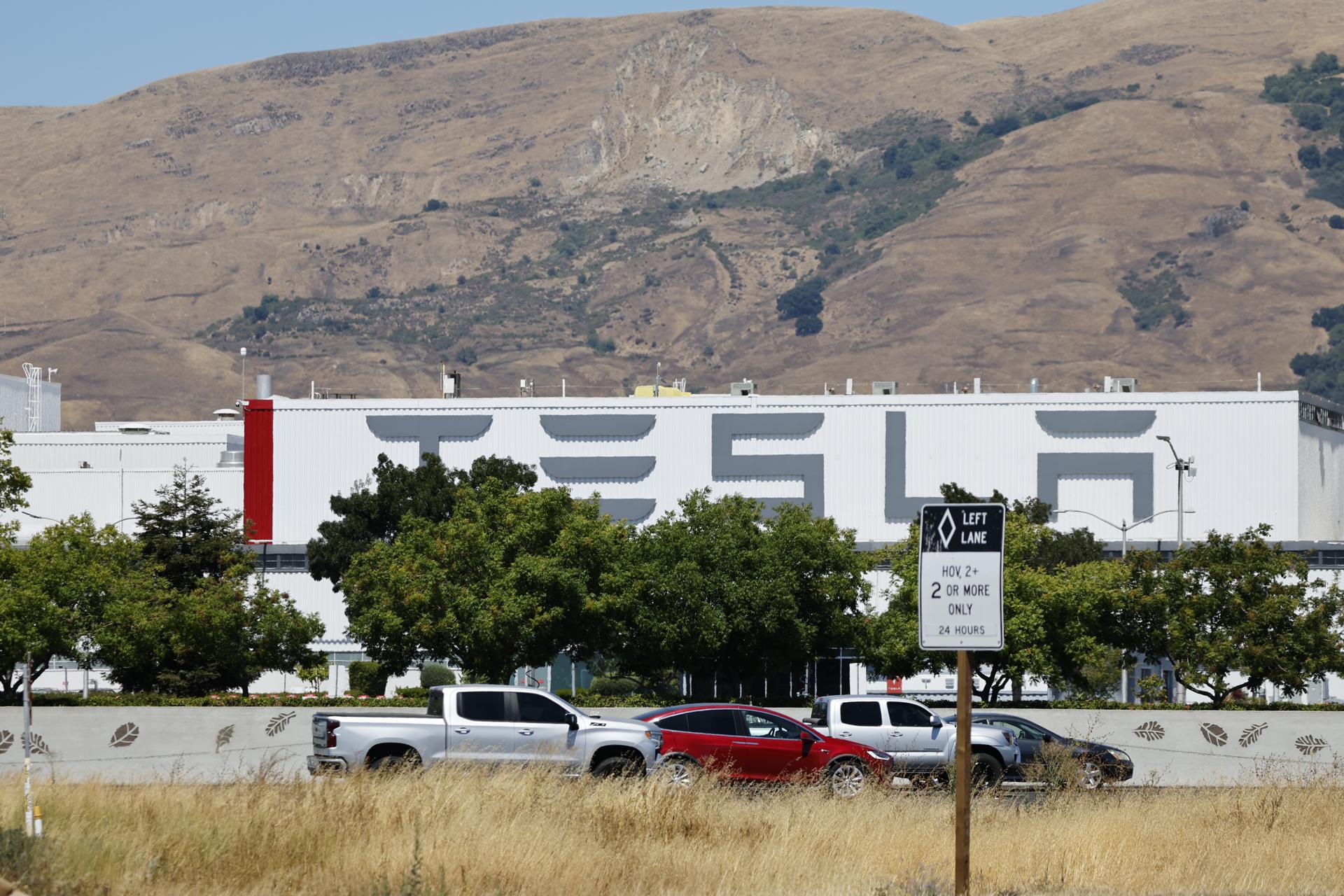 Fotografía de archivo en donde se ve el exterior de una fábrica de Tesla en Fremont, California, EE. UU. EFE/JOHN G. MABANGLO