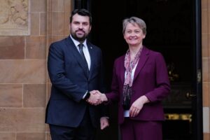 La Secretaria de Relaciones Exteriores del Reino Unido, Yvette Cooper (D), saluda al Ministro de Relaciones Exteriores de Bulgaria, Georg Georgiev (I), mientras organiza la Reunión de Ministros de Relaciones Exteriores de la Cumbre de los Balcanes Occidentales, parte de la Cumbre Anual del Proceso de Berlín, en Hillsborough Castle cerca de Belfast, Irlanda del Norte, 09 de octubre de 2025. La reunión tiene como objetivo fomentar la cooperación entre el Reino Unido y los países de los Balcanes, conocidos por ser utilizados como ruta de tránsito para traficantes de personas. (Irlanda) EFE/EPA/Paulo Nunes dos Santos / POOL