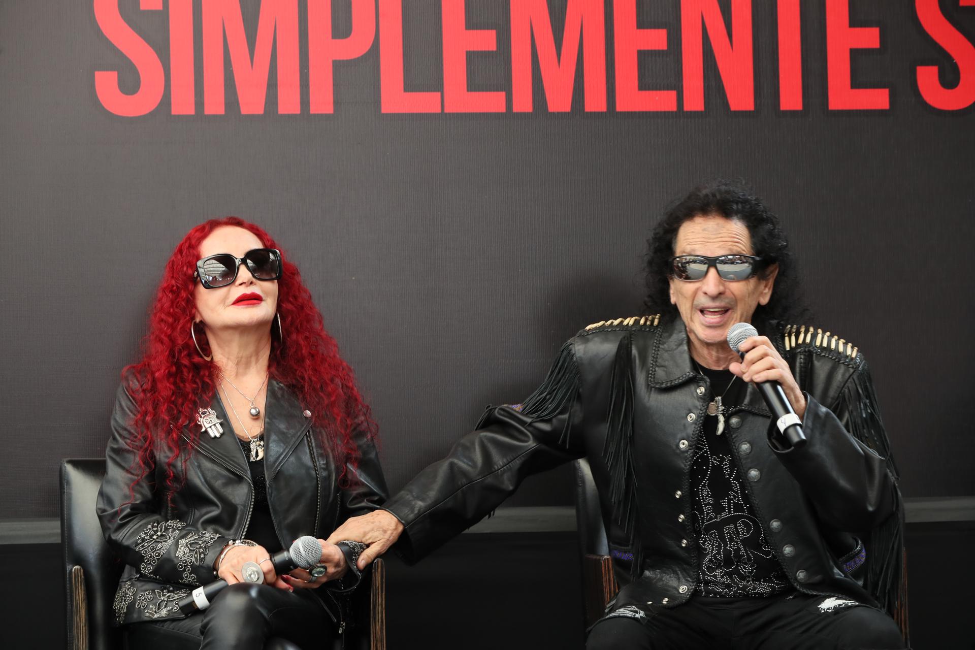 Alex (d) y Chela Lora, integrantes de la banda mexicana "El Tri", participan durante una rueda de prensa este viernes en Ciudad de México (México). EFE/Mario Guzmán

