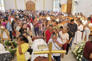 Personas asisten a una misa para honrar al sacerdote mexicano Bertoldo Pantaleón Estrada este martes, en la comunidad de Mezcala en el municipio de Chilpancingo en Guerrero (México). EFE/José Luis de la Cruz