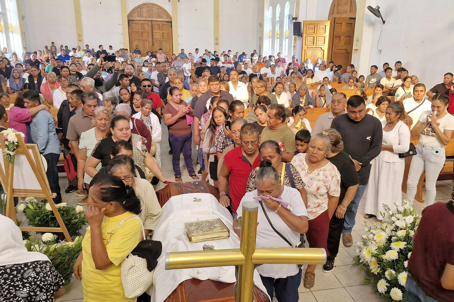 Personas asisten a una misa para honrar al sacerdote mexicano Bertoldo Pantaleón Estrada este martes, en la comunidad de Mezcala en el municipio de Chilpancingo en Guerrero (México). EFE/José Luis de la Cruz
