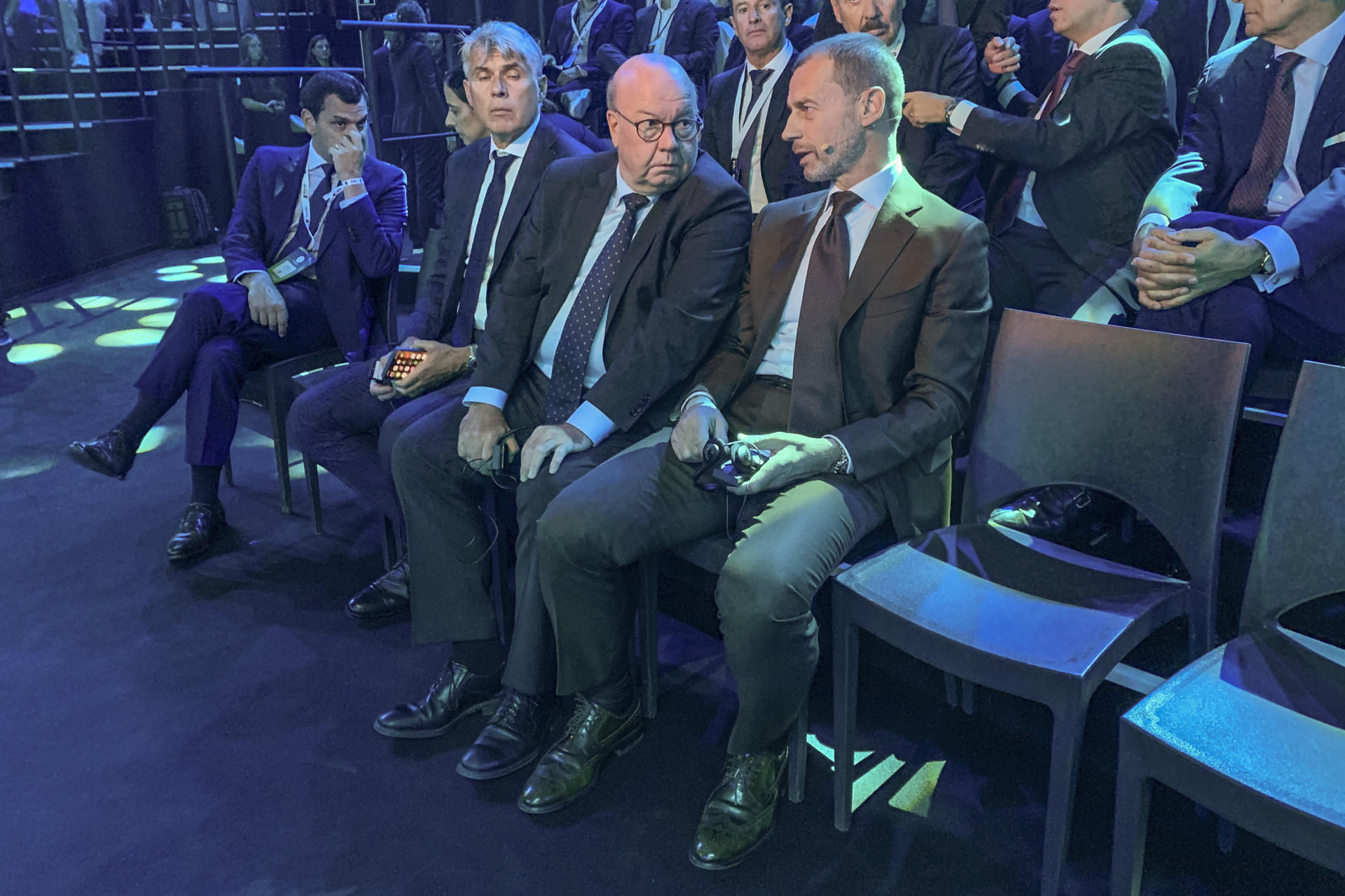 El presidente de la UEFA, Aleksander Ceferin (d), durante su asistencia a la 'Portugal Football Summit', que ha comenzado este miércoles en la Ciudad del Fútbol de Oeiras, en el área metropolitana de Lisboa. EFE/ Carlota Ciudad