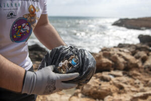El Proyecto Libera, de SEO/BirdLife y Ecoembes, ha recolectado más de 28 toneladas de residuos en 339 puntos de la costa española con la colaboración de 5.890 personas que participaron en el marco del Día Internacional de Limpieza de Playas. Fotografía facilitada por SEO/BirdLife