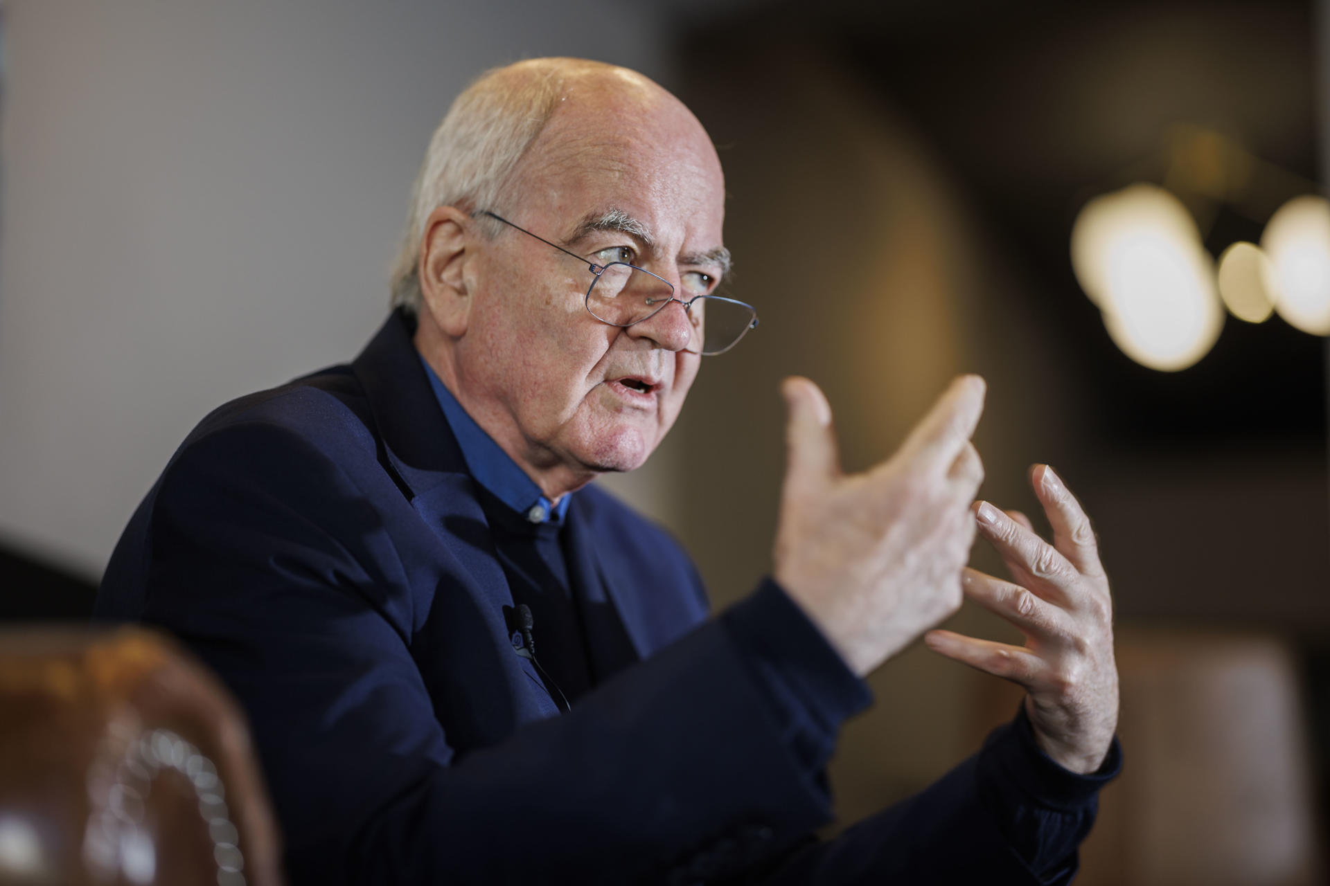 El experto en medioambiente, sociedad y gobierno corporativo (ESG por sus siglas en inglés) John Elkington, en una entrevista con EFE. EFE / Rodrigo Jiménez
