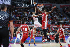 El pívot del CAsademont Zaragoza, Joel Soriano (d) y el escolta del Baskonia Matteeo Spagnolo durante el partido de la Liga Endesa, este domingo en el Pabellón Príncipe Felipe de Zaragoza. EFE/ Javier Cebollada