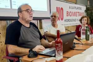 El físico del Consejo Superior de Investigaciones Científicas (CSIC) Antonio Turiel (izda), junto a Toni Jorge, miembro de Ecologistas en Acción y María Manzano, miembro de la plataforma Stop Biometano de Torralba de Calatrava. EFE/Beldad
