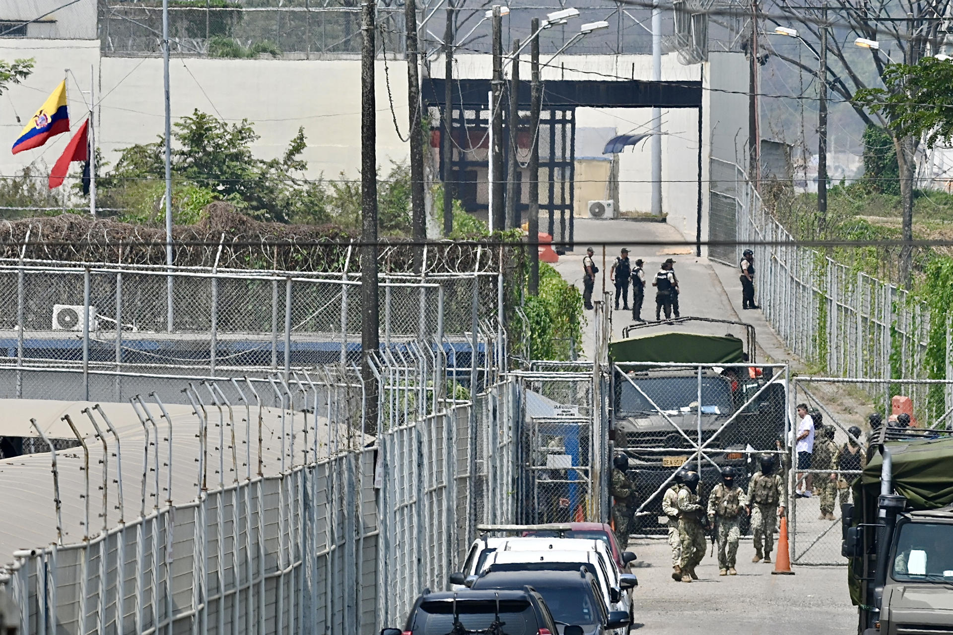 Fotografía del 5 de septiembre de 2024 que muestra a policías y militares que custodian La Roca, la cárcel de máxima seguridad de Ecuador. EFE/ Jeremy Rodríguez
