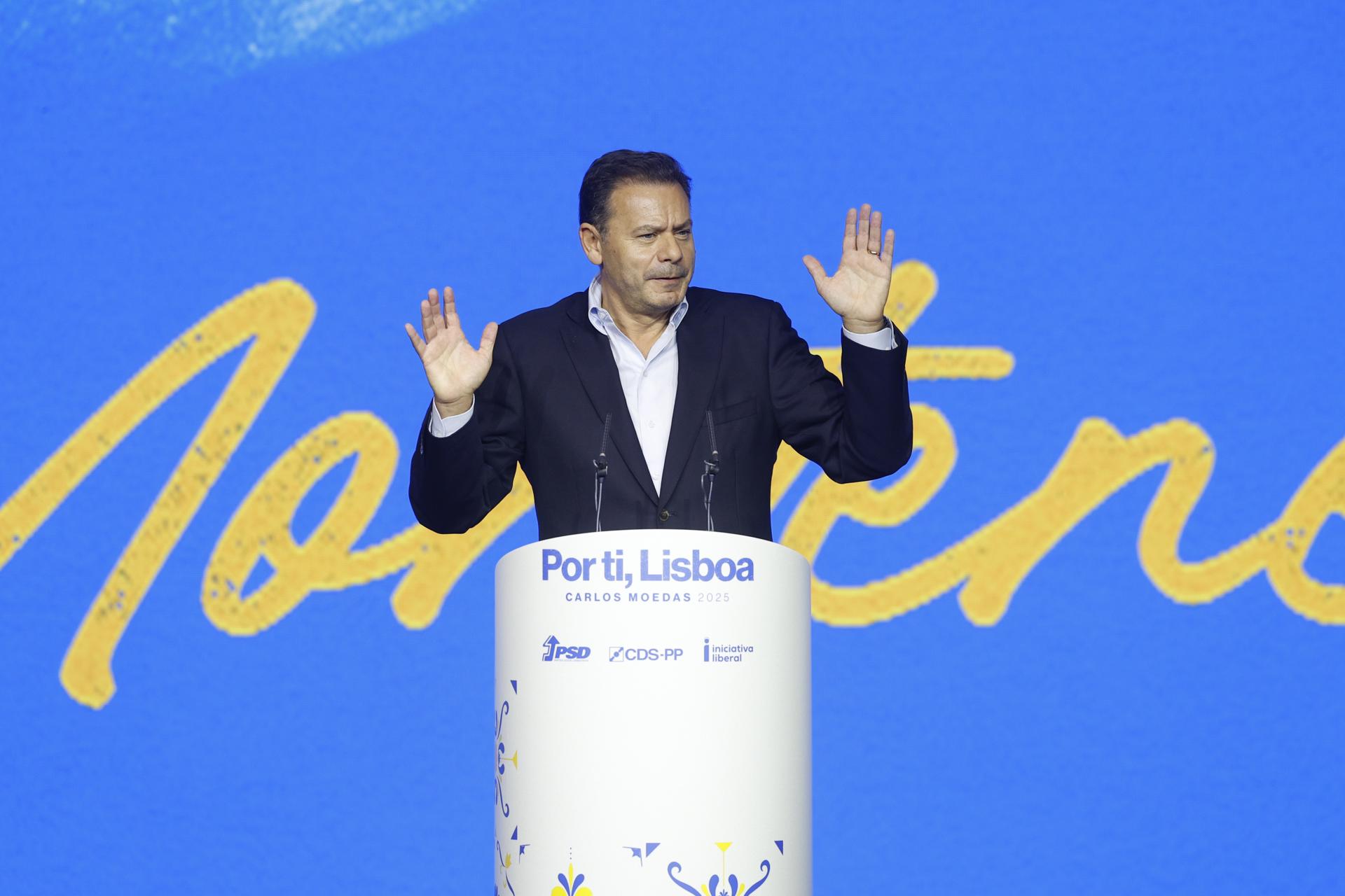 El primer ministro de Portugal y presidente del Partido Social Demócrata (PSD), Luis Montenegro, al intervenir este jueves, 9 de octubre, durante un evento de cierre de campaña para la reelección de alcalde de Lisboa, Carlos Moedas, en la capital portuguesa. EFE/Antonio Pedro Santos
