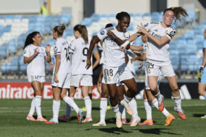 La delantera colombiana del Real Madrid Linda Caicedo (c) celebra su gol ante el Levante Badalona, el sábado durante el partido de Primera División Femenina en el estadio Alfredo Di Stéfano en Madrid.-EFE/ Sergio Pérez