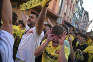 Aficionados del Villarreal esperan la llegada de su equipo antes del inicio del encuentro de la Liga de Campeones contra el Juventus en el estadio de La Cerámica. EFE / Andreu Esteban.