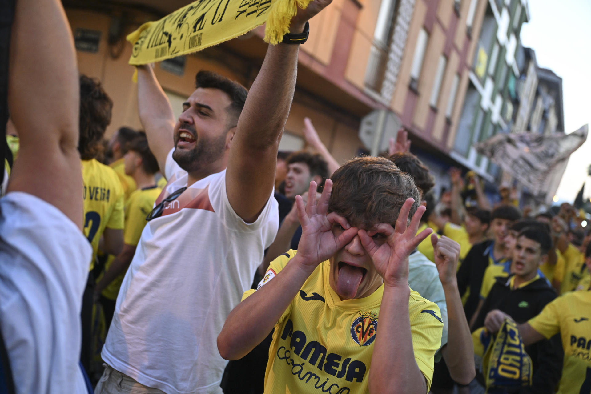Aficionados del Villarreal esperan la llegada de su equipo antes del inicio del encuentro de la Liga de Campeones contra el Juventus en el estadio de La Cerámica. EFE / Andreu Esteban.