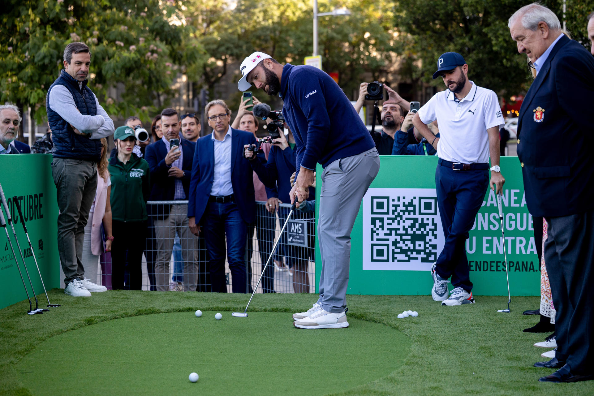 El golfista español Jon Rahm golpea una bola durante la presentación oficial del Open de España de Golf en la plaza de Cibeles de Madrid. EFE/ Daniel González
