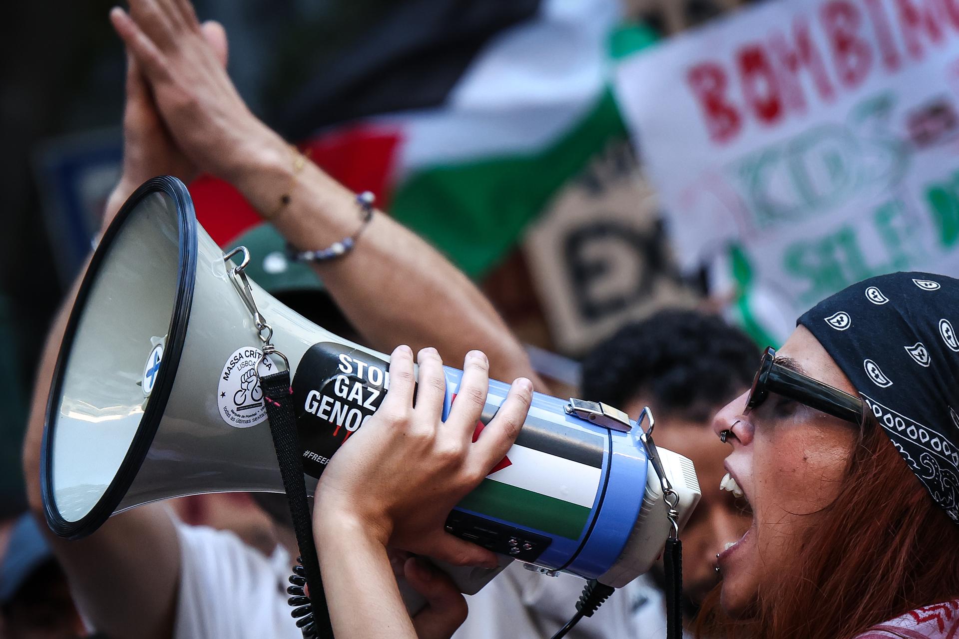 Las personas participan en una protesta organizada por el movimiento de solidaridad con Palestina en apoyo del pueblo palestino y en contra de la interceptación por parte de Israel de los buques de la Flotilla Global Sumud (GSF), frente a la embajada de Israel en Lisboa, Portugal, 02 de octubre de 2025. La Flotilla Global Sumud, una iniciativa marítima internacional con representantes de más de 40 países que comenzó a navegar en agosto de 2025 con destino a la Franja de Gaza, tiene como objetivo romper el bloqueo israelí y entregar ayuda humanitaria a Gaza. (Protestas, Lisboa) EFE/EPA/RODRIGO ANTUNES
