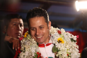 Fotografía de archivo del 18 de agosto de 2025 del candidato a la Vicepresidencia por el Partido Demócrata Cristiano, PDC, Edman Lara participando en un acto de campaña en El Alto (Bolivia). EFE/Luis Gandarillas