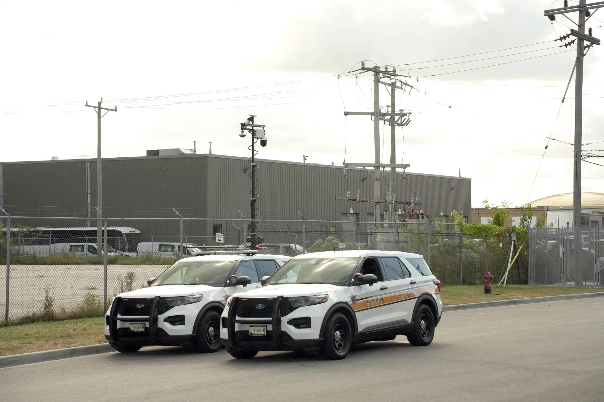 Fotografía de dos vehículos de la Policía Estatal de Illinois afuera del centro de detención del Servicio de Inmigración y Control de Aduanas (ICE) este miércoles, en Broadview (Estados Unidos). EFE/ Manuel Márquez

