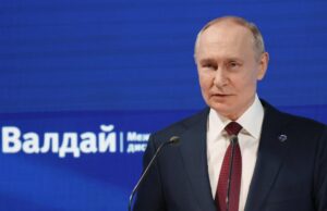 El presidente ruso, Vladímir Putin, pronuncia un discurso durante la sesión plenaria de la 22.ª reunión anual del Club de Discusión Valdái en Sochi, región de Krasnodar, Rusia, el 2 de octubre de 2025. (Rusia) EFE/EPA/MIKHAIL METZEL / SPUTNIK / KREMLIN POOL MANDATORY CREDIT