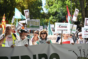 Manifestación convocada por el movimiento ciudadano 'Salvemos el mundo rural agredido' y respaldada por más de cuatrocientas entidades de la España Vaciada para protestar por el "abandono institucional" de los territorios despoblados este domingo en Madrid. EFE/ Fernando Villar
