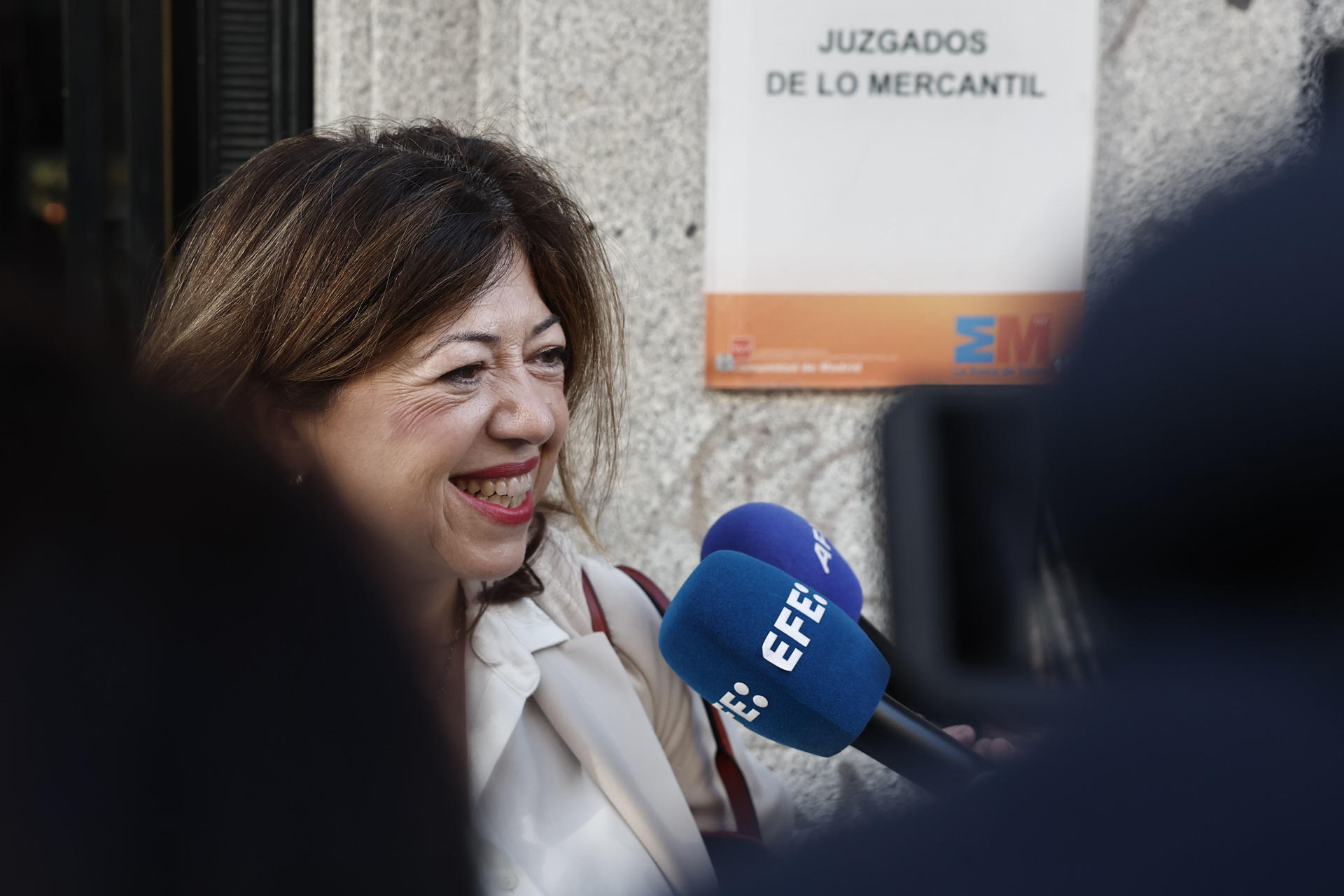 Irene Lanzaco, directora general de Asociación de Medios (AMI), en declaraciones a la prensa a su llegada este miércoles al juicio por la demanda de AMI, que representa a 87 empresas de medios españoles, contra META por competencia desleal y vulneración sistemática de la normativa europea de protección de datos de la UE, aprovechando los datos personales de los usuarios de plataformas como Facebook, WhatsApp o Instagram para ofrecer anuncios. EFE/ Sergio Perez
