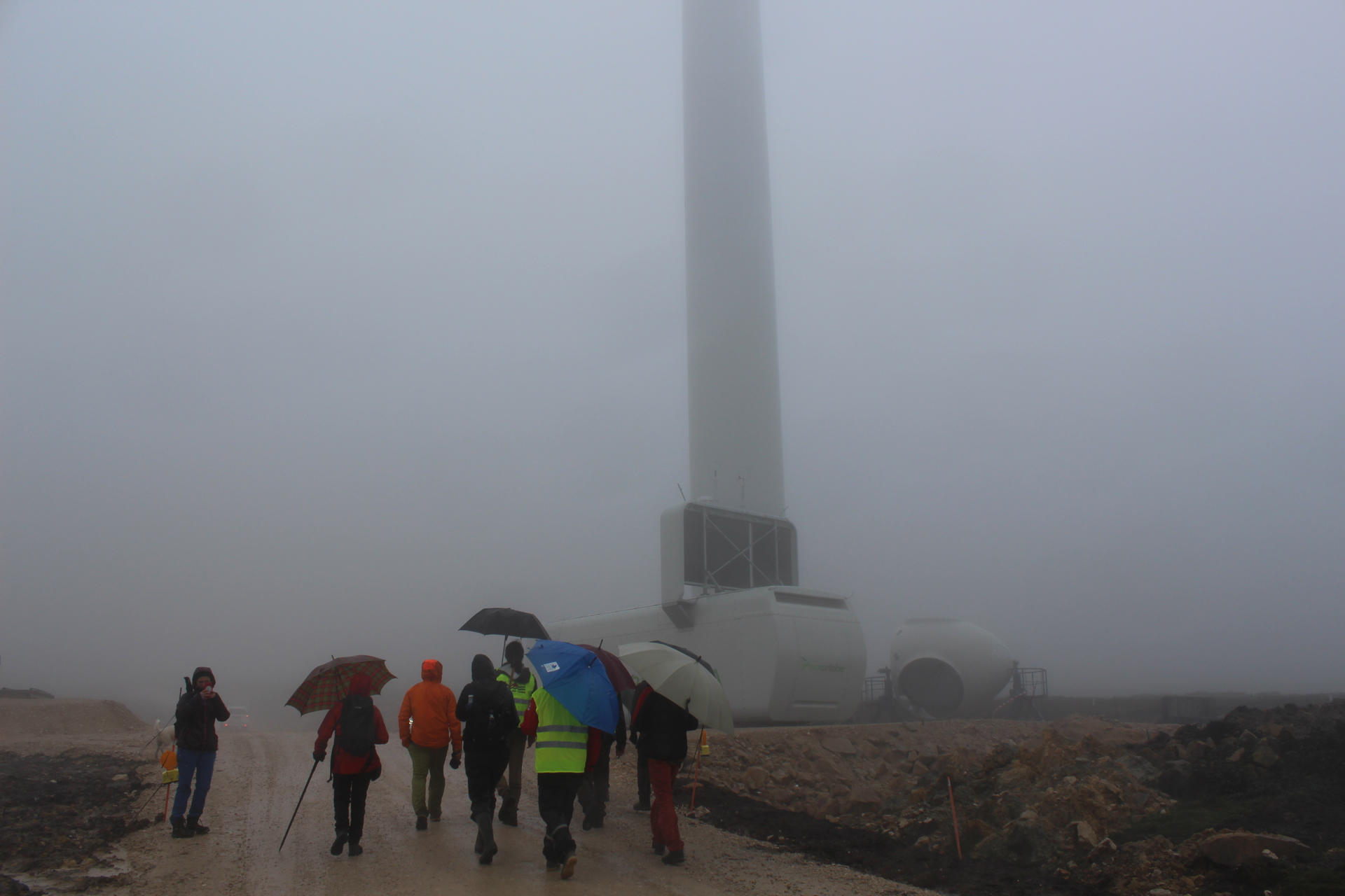 Colectivos Vecinales en Defensa del Territorio se han concentrado este domingo en las obras del parque eólico que se está construyendo en el Puerto del Escudo para denunciar el 'ecocidio' que creen que representan los molinos y exigir que se paralicen los trabajos. EFE/Eva García González