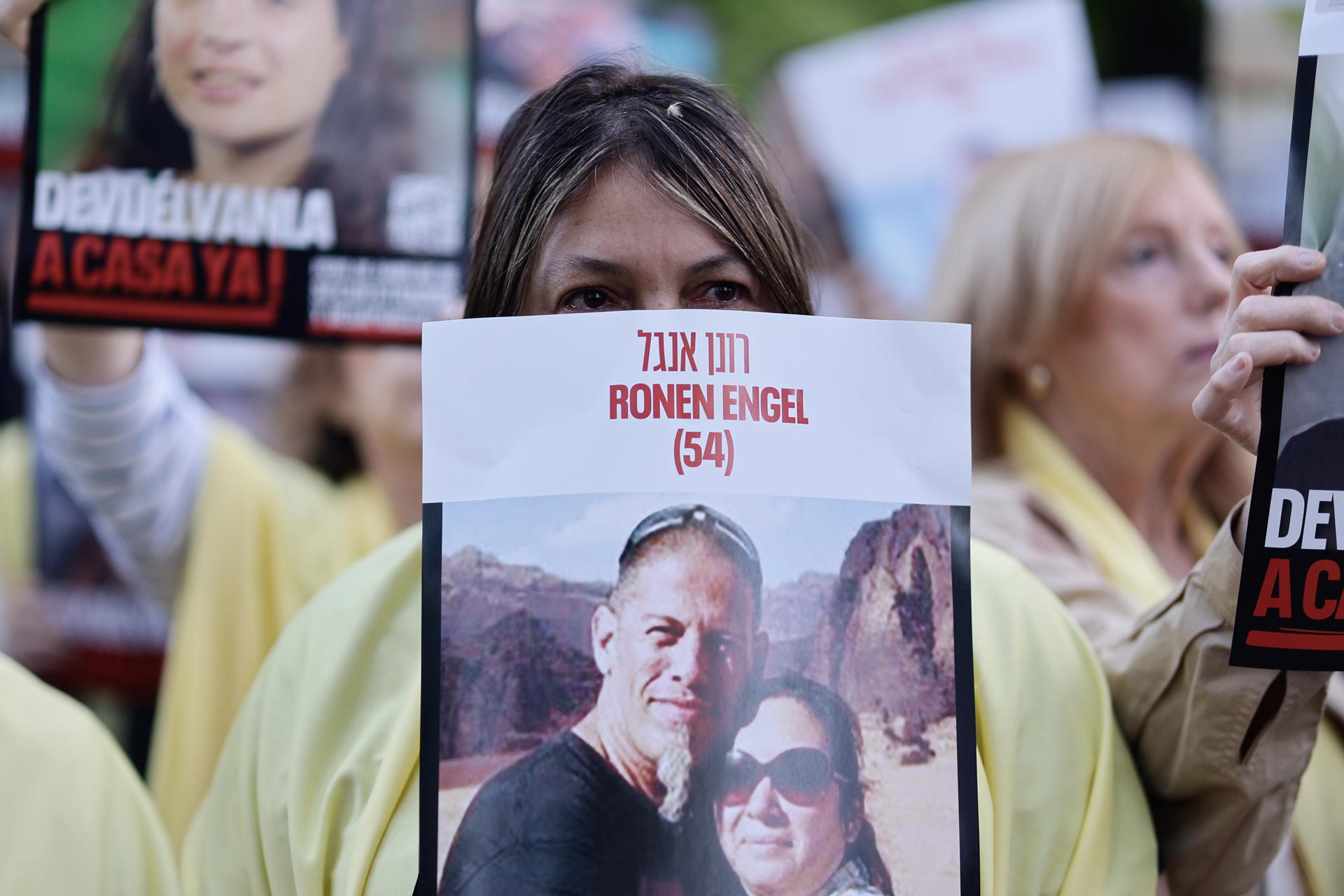 Personas participan en una manifestación al cumplirse el segundo aniversario de los ataques de Hamás contra Israel, pidiendo la liberación de los rehenes cautivos en el enclave palestino, este martes en Buenos Aires (Argentina). EFE/ Juan Ignacio Roncoroni

